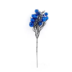 Gedetailleerd overzicht van een kunstmatige kerstbessenstam met blauwe glitterbessen