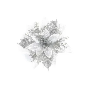 Nahaufnahme einer silbernen Glitzer-Weihnachtsblume für festliche DIY-Baumdekorationen