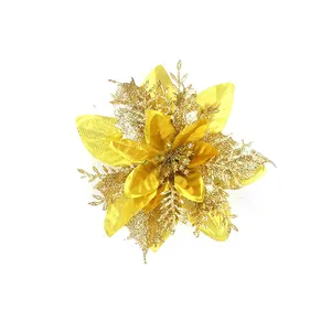 Detailansicht einer glitzernden goldenen Weihnachtsstern-Blume für Weihnachtsbaum-Deko