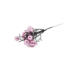 Gedetailleerd overzicht van een kunstmatige roze glitter bessen tak voor kerst decor