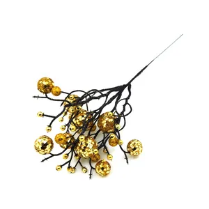 Detailweergave van gouden glitter kunstbessenstengel voor kerstboomdecoratie