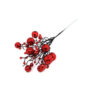 Gedetailleerd zicht op rode glitter kunstmatige bessen tak voor kerstboom decoratie DIY