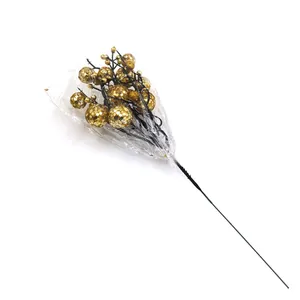 Detailweergave van gouden glitter kunstbessen voor kerstboomdecoratie en ambachten
