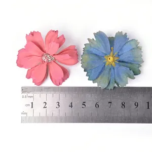 Nahaufnahme künstlicher Stoffblüten mit Lineal, der Durchmesser beträgt ca. 4,5 cm