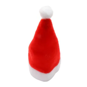 Gros plan d'un mini bonnet de Noël en velours rouge pour décorer couverts ou bouteilles