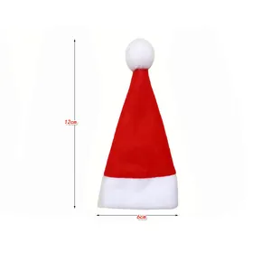 Détail du mini bonnet de Noël en peluche, dimensions 12cm de haut et 6cm de large