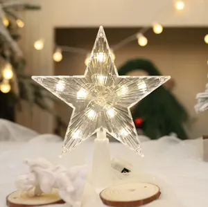 Leuchtende klare fünfzackige Weihnachtssternspitze mit warmen LED-Lichtern Detail