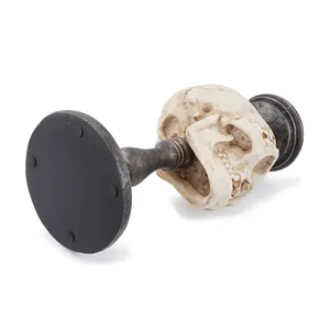 Vista inferior del portavelas de calavera de resina con almohadillas antideslizantes