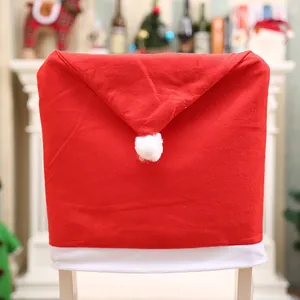 Detailweergave van een rode kerstmuts stoelhoes gemaakt van zachte vliesstof voor de kerst.