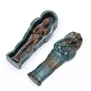 Detailansicht einer altägyptischen Mumienfigur und eines Sarkophags aus Harz Deko.