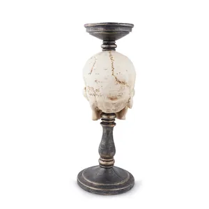 Vista trasera detallada de un candelabro de calavera gótica de resina con acabado en bronce