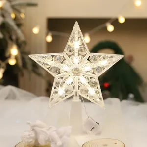 Nahaufnahme der beleuchteten hohlen Stern-Christbaumspitze mit warmweißen LED-Perlen