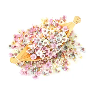 Vista dettagliata di mini capolini di margherita in seta da 2 cm per decorazioni fai da te