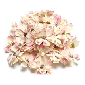Detailansicht von rosa-weißen künstlichen Gänseblümchen-Köpfen für DIY-Hochzeitsdeko