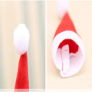 Vue détaillée d'un mini bonnet de Père Noël pour porte-couverts ou bouteilles