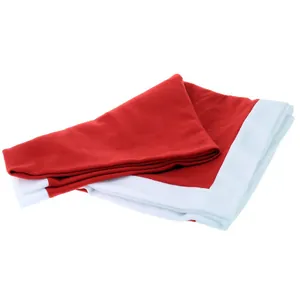 Gevouwen rood-witte non-woven kerststoelhoes voor feestelijke tafeldecoratie in huis