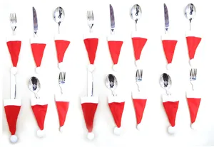 Vue détaillée de 16 mini porte-couverts bonnet de Noël sur un fond blanc neutre