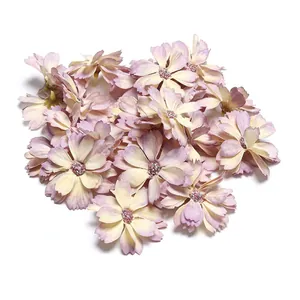 Nahaufnahme von künstlichen Gänseblümchen-Blütenköpfen für DIY-Hochzeitsdekoration.