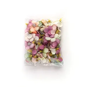 Confezione di mini testine di fiori di margherita artificiali in seta da 2 cm per il fai-da-te.