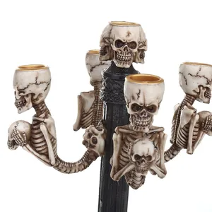 Vista detallada del candelabro gótico de resina con intrincadas tallas de calaveras
