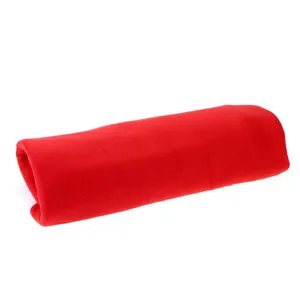 Opgerolde rode non-woven kerststoelhoes met zachte stoftextuur detailweergave
