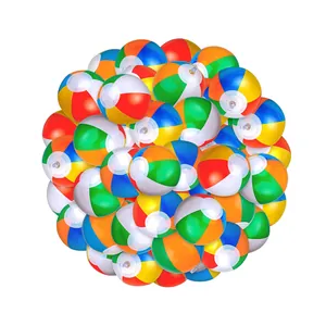 Gros plan détaillé d'une pile de ballons de plage gonflables aux six couleurs vives