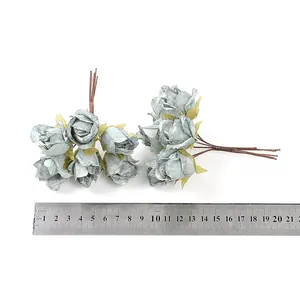 Vista dettagliata della dimensione dei bouquet di rose artificiali blu vintage