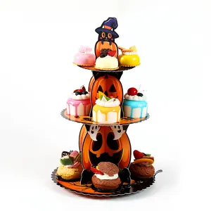 Detailansicht des 3-stöckigen Halloween-Cupcake-Ständers mit Kürbis- und Katzendesign