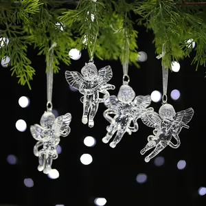 Detailansicht der transparenten Acryl-Engel-Ornamente an einem Weihnachtsbaumzweig