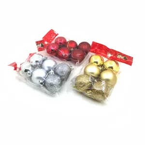 Bolas de Navidad surtidas en rojo, plata y oro en paquetes para la decoración
