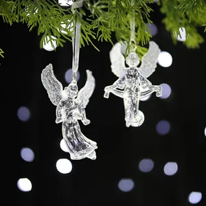 Detailaufnahme von transparenten Weihnachtsengeln aus Acryl mit festlichem Bokeh