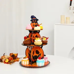 3-stufiger Halloween-Kürbis-Cupcake-Ständer mit festlichen Leckereien auf Tisch