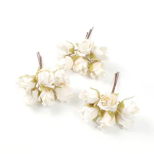 Dettaglio di tre mazzi di rose bianche artificiali vintage per creazioni floreali di nozze