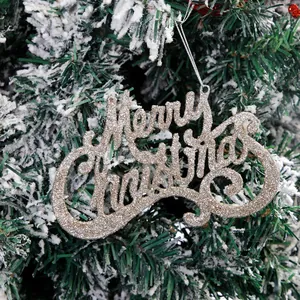 Primer plano de adorno brillante Feliz Navidad colgado en un árbol de Navidad