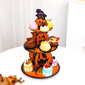 Nahaufnahme eines 3-stufigen Halloween-Cupcake-Ständers mit Kürbis- und Katzendesigns