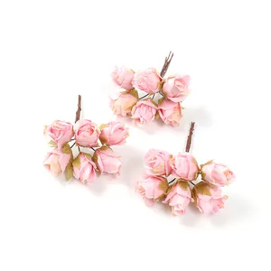 Dettaglio di tre mazzetti di boccioli di rose rosa artificiali per decorazioni fai da te