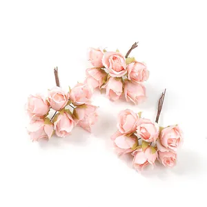 Dettaglio di mazzetti di rose rosa artificiali per decorazioni fai-da-te e nozze