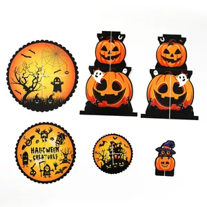 Detailansicht der Halloween-Kuchenständer-Komponenten aus Pappe mit Kürbisdesigns.