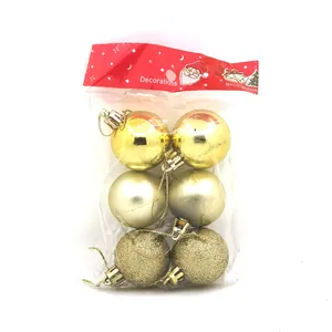 Detalle de seis bolas de Navidad doradas en bolsa con acabados brillantes y mates