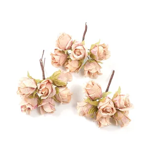 Vista dettagliata di bouquet di rose rosa artificiali vintage per decorazioni DIY