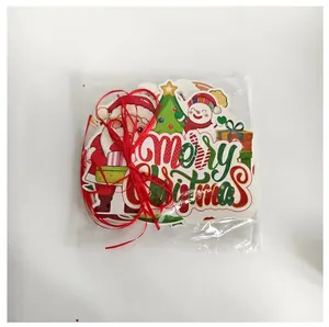 Vista detallada del conjunto de decoraciones navideñas de papel empaquetadas con cinta roja