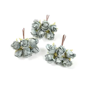 Dettaglio di rose artificiali vintage blu-grigio per ghirlande fai-da-te e nozze