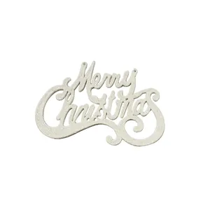 Detalle de un adorno colgante de Merry Christmas con purpurina blanca para árbol