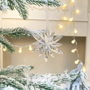 Detailaufnahme einer klaren Kristall-Schneeflocke an einem verschneiten Weihnachtsbaum