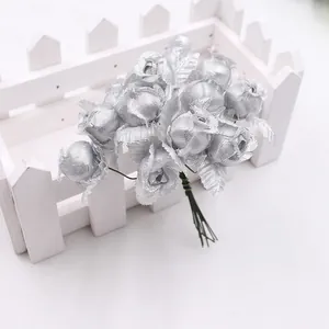 Nahaufnahme von 12-köpfigem silbernen Seidenrosenstrauß für Hochzeits-DIY-Handwerk