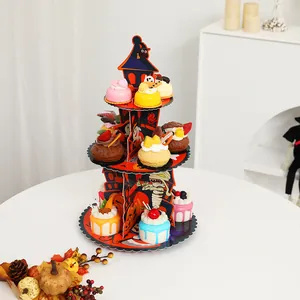 Dreistöckiger Halloween-Cupcake-Ständer mit festlichen Kürbis- und Mumienmustern
