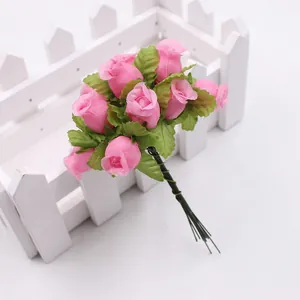 Detaillierte Ansicht von 12 künstlichen rosa Rosenknospen mit Stoffblättern und Stielen