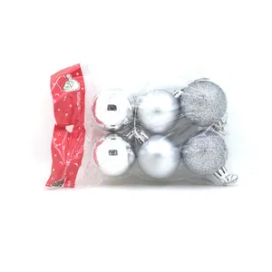 Detalle de un set de 6 bolas de Navidad plateadas con acabados brillante y mate.