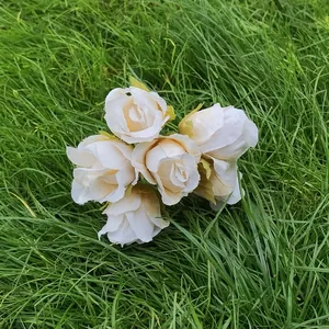 Vista dettagliata di un bouquet di rose artificiali vintage su sfondo di erba verde