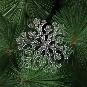 Detailansicht eines transparenten Kristall-Acryl-Schneeflocken-Weihnachtsbaumanhängers